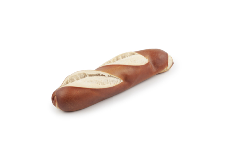 Ein einzelnes Brezel-Baguette-Brötchen mit dunkelbrauner, glänzender Kruste und drei diagonalen Schlitzen auf der Oberseite, isoliert auf einem weißen Hintergrund.