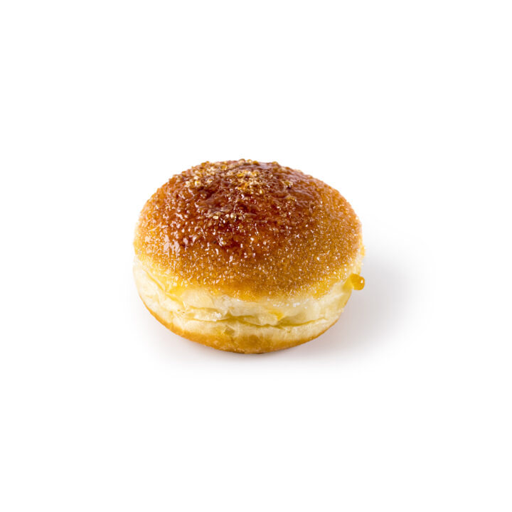 Ein runder, goldbrauner Krapfen mit glänzender, gezuckerter Oberseite und einer cremigen Füllung in der Mitte, die sich auf einem schlichten weißen Hintergrund abhebt.