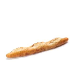 Ein einzelnes, knuspriges Baguette mit goldbrauner Außenseite und eingekerbter Oberseite wird auf einen schlichten weißen Hintergrund gelegt.