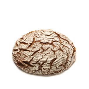 Ein runder, rustikaler Brotlaib mit einer rissigen, mehlbestäubten Kruste liegt auf einem weißen Hintergrund.