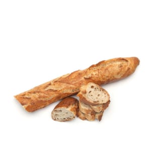 Ein ganzes Baguette mit einer knusprigen, goldbraunen Kruste liegt auf einem weißen Hintergrund neben mehreren Brotscheiben, die ein weiches, luftiges Inneres zeigen.
