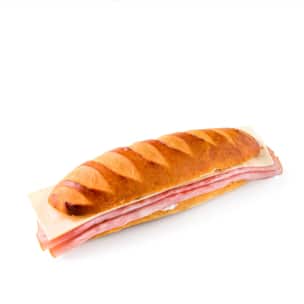 Ein Baguette-Sandwich mit Schinken- und Käsescheiben auf einem weißen Hintergrund.