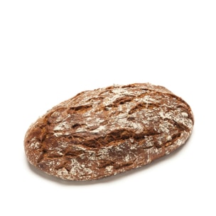 Ein runder, rustikaler Laib Schwarzbrot mit einer knusprigen, mehlbestäubten Oberfläche, isoliert auf einem weißen Hintergrund.