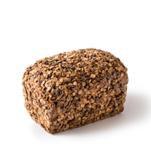 Ein Laib Vollkornbrot, bedeckt mit Samen, steht auf einem weißen Hintergrund.