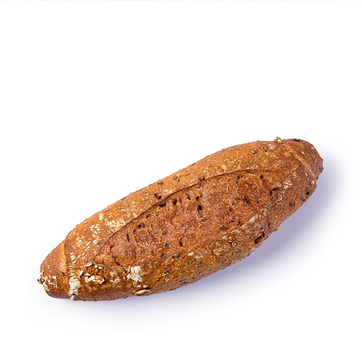 Ein ganzer Laib Mehrkornbrot mit knuspriger, brauner Kruste, oval, auf weißem Grund.