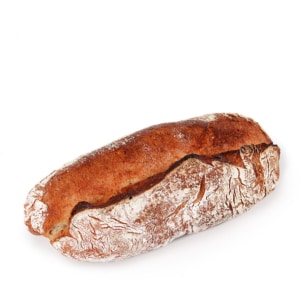 Ein ganzer Laib rustikalen, knusprigen Brotes mit einer goldbraunen Oberfläche und einem Hauch von Mehl auf einem schlichten weißen Hintergrund.