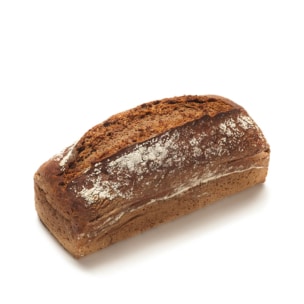 Ein Laib dunkelbraunes Brot mit einer rissigen Oberseite und etwas Mehl auf einem weißen Hintergrund.