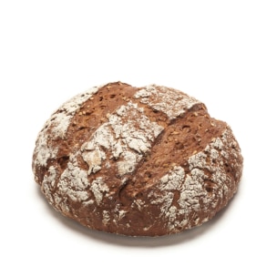 Ein runder Laib rustikalen, knusprigen Brotes mit etwas Mehl auf der Oberseite, vor einem schlichten weißen Hintergrund.