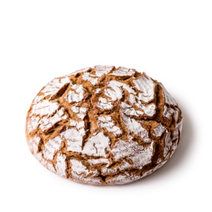 Ein runder Laib rustikalen Brotes mit rissiger Kruste, mit Mehl bestäubt, auf weißem Hintergrund.