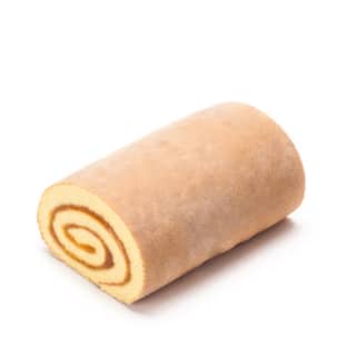 Ein einfacher, goldbrauner Schweizer Rollkuchen mit einer sichtbaren Spirale aus Biskuit und Füllung auf weißem Grund.