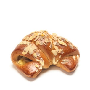 Ein goldbrauner Hörnchenteig mit gehobelten Mandeln und etwas Cremefüllung im Inneren auf einem weißen Hintergrund.