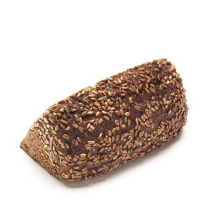 Ein Laib dunkelbraunes Mehrkornbrot mit Sonnenblumenkernen, dargestellt auf weißem Hintergrund.