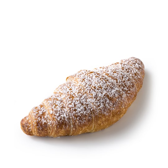 Ein goldbraunes Croissant, das leicht mit Puderzucker bestäubt ist, steht auf einem weißen Hintergrund.