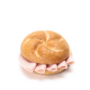 Ein Sandwich mit Puten- oder Schinkenscheiben auf einem runden, goldbraunen Brötchen, abgebildet auf einem weißen Hintergrund.