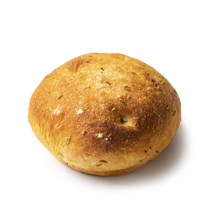 Ein runder Laib goldbraunes Brot mit einer leicht knusprigen Kruste und mit Kräutern bestreut, fotografiert auf weißem Hintergrund.