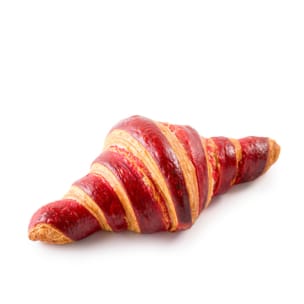 Ein Croissant mit einer glänzenden roten Glasur auf seinen flockigen, goldbraunen Schichten, isoliert auf weißem Hintergrund.