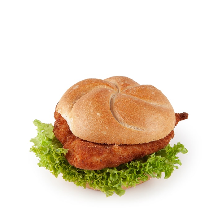 Ein paniertes Hähnchensandwich mit grünem Blattsalat auf einem runden, leicht gebräunten Brötchen vor einem schlichten weißen Hintergrund.