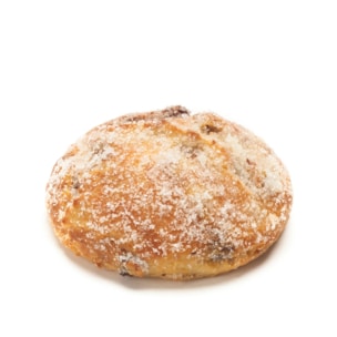Ein rundes, goldbraunes Brötchen mit einer großzügigen Schicht aus Kristallzucker und einigen sichtbaren Flecken, wahrscheinlich Rosinen, auf einem schlichten weißen Hintergrund.