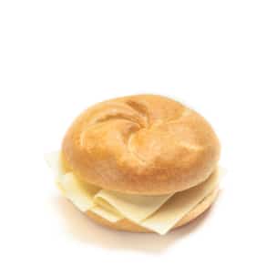 Ein einfaches weißes Brötchen mit mehreren Scheiben weißem Käse im Inneren, isoliert auf weißem Hintergrund.