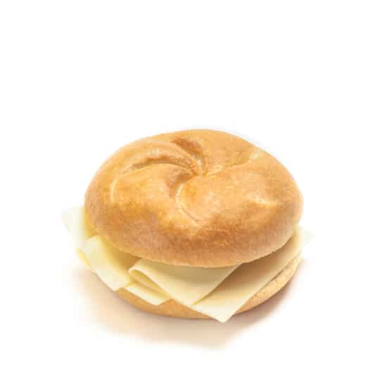 Ein einfaches weißes Brötchen mit mehreren Scheiben weißem Käse im Inneren, isoliert auf weißem Hintergrund.