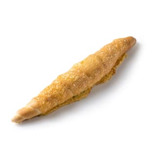 Eine lange, dünne, goldbraune Brotstange, belegt mit geschmolzenem Käse, auf weißem Hintergrund.