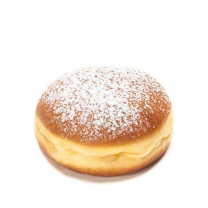 Ein runder, goldbrauner, mit Puderzucker bestäubter und mit Sahne gefüllter Donut, der auf einem schlichten weißen Hintergrund abgebildet ist.