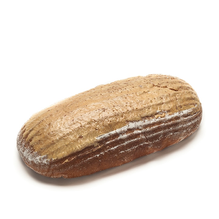 Ein ganzer Laib Schwarzbrot mit einer leicht knusprigen Oberfläche und gerippten Seiten auf weißem Hintergrund.