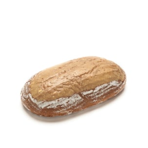 Ein ganzer Laib rustikales Schwarzbrot mit leicht bemehlter Kruste, dargestellt auf weißem Hintergrund.