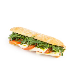 Ein Ciabatta-Sandwich, gefüllt mit frischem Mozzarella, Tomatenscheiben, Rucola und einem Spritzer Pestosauce, isoliert auf einem weißen Hintergrund.