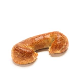 Ein gebackenes, goldbraunes, halbmondförmiges Gebäck mit einer flockigen Kruste, das auf einem schlichten weißen Untergrund liegt.