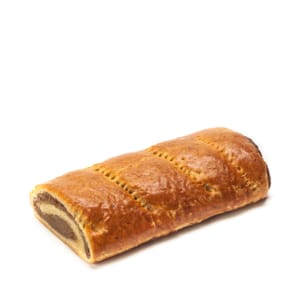 Ein rechteckiger Laib gebackenen Gebäcks mit goldbrauner Kruste, gefüllt mit einem dunklen Strudel, der an ein gerolltes oder geschichtetes Brot oder einen Kuchen erinnert, dargestellt auf einem schlichten weißen Hintergrund.