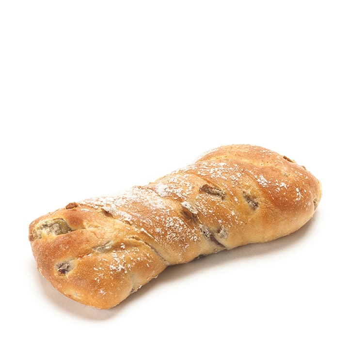 Ein rustikaler, goldbrauner, mit Puderzucker bestäubter Brotlaib mit sichtbaren Nuss- oder Trockenfruchtstückchen und leichten Einschnitten auf der Oberseite auf weißem Grund.