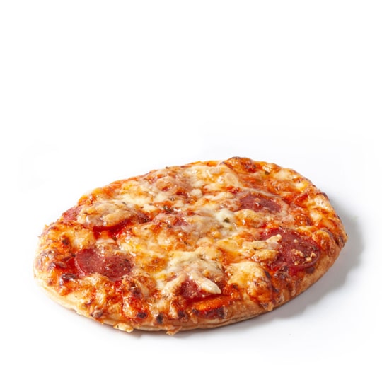 Eine ganze Peperoni-Pizza mit geschmolzenem Käse und einer goldbraunen Kruste auf weißem Hintergrund.