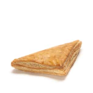 Ein goldbrauner, dreieckiger Blätterteig liegt auf einem weißen Hintergrund und zeigt seine flockigen Schichten und die leicht glänzende Oberfläche.