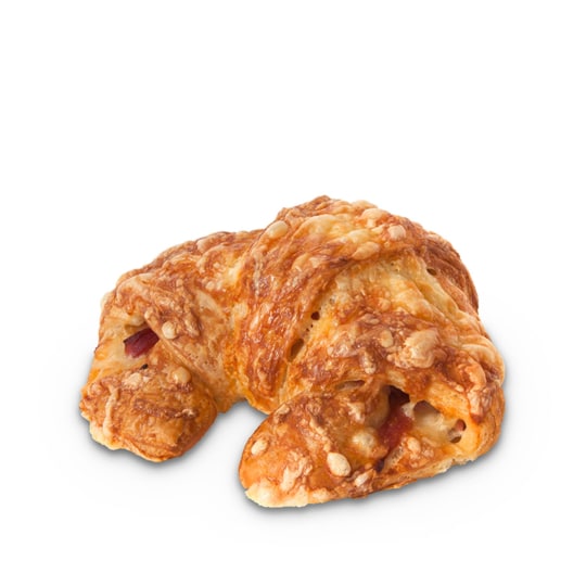 Ein goldbraunes, flockiges Käsekipferl mit knuspriger Oberfläche und kleinen geschmolzenen Käsestückchen, die auf der Oberfläche sichtbar sind, vor einem schlichten weißen Hintergrund.