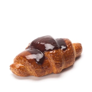 Ein goldbraunes Croissant mit einer glänzenden Schicht aus Schokoladenglasur auf der Oberseite vor einem schlichten weißen Hintergrund.