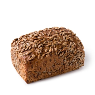 Ein rechteckiger Laib Schwarzbrot, belegt und bestreut mit Sonnenblumenkernen, vor einem schlichten weißen Hintergrund.