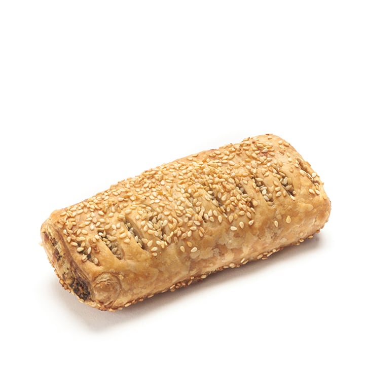 Eine rechteckige, mit Sesam bestreute Blätterteigrolle mit kleinen Schlitzen auf der Oberseite auf weißem Hintergrund.
