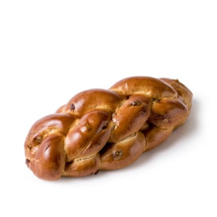 Ein einzelner Laib geflochtenes Challah-Brot mit einer glänzenden, goldbraunen Kruste auf weißem Hintergrund.