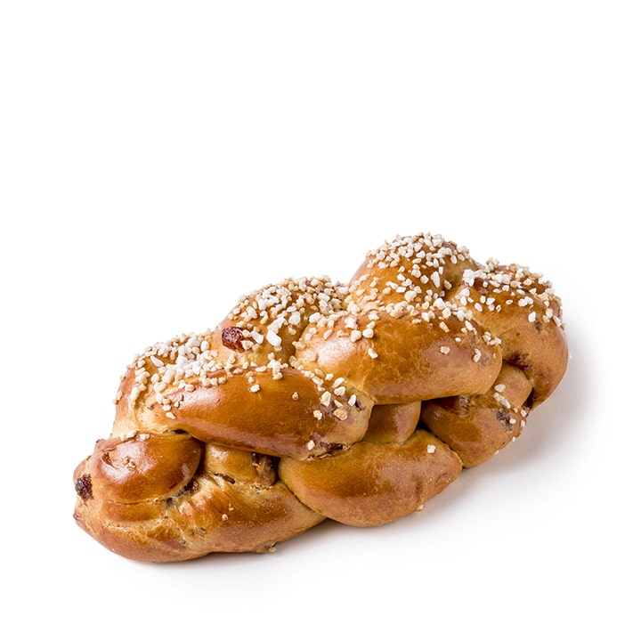 Ein goldbrauner, geflochtener Brotlaib mit groben Zuckerkristallen, isoliert auf einem weißen Hintergrund.