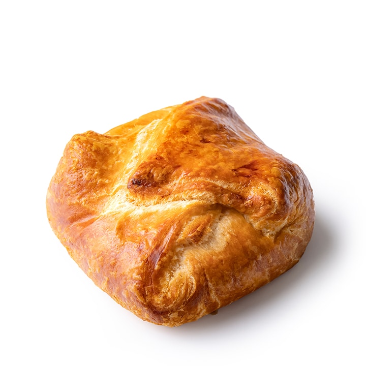 Ein goldbraunes Blätterteigquadrat mit glänzender, knuspriger Oberfläche auf weißem Grund.