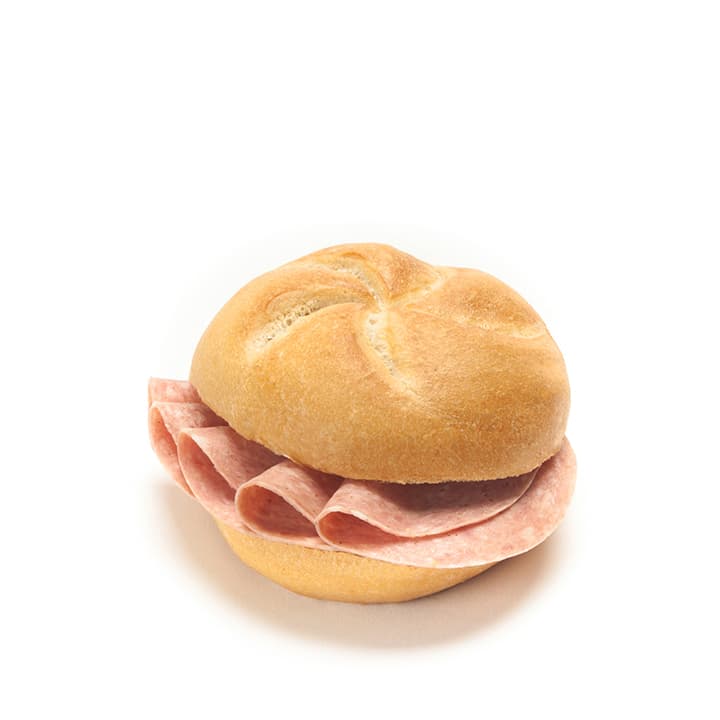 Ein rundes Brötchen, gefüllt mit mehreren Scheiben zusammengefaltetem Fleisch, möglicherweise Bologna, auf einem schlichten weißen Hintergrund.