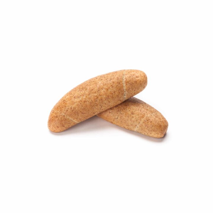 Zwei kleine, ovale Vollkornbrötchen werden auf einen weißen Hintergrund gelegt, wobei ein Brötchen das andere leicht überlappt.