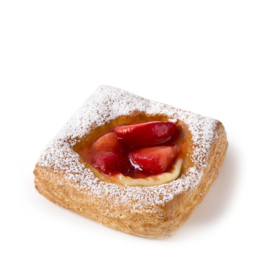 Ein quadratisches Gebäck mit Puderzucker, einer Schicht Pudding und glasierten Erdbeerscheiben auf weißem Hintergrund.