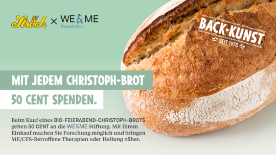 Ein rustikaler Brotlaib auf hellem Hintergrund, mit einem Text, der für eine Spende von 50 Cent pro verkauftem Christoph-Brot an die WE&ME-Stiftung wirbt, die die ME/CFS-Forschung und -Therapie unterstützt. Die Logos von Ströck und WE&ME sind abgebildet.