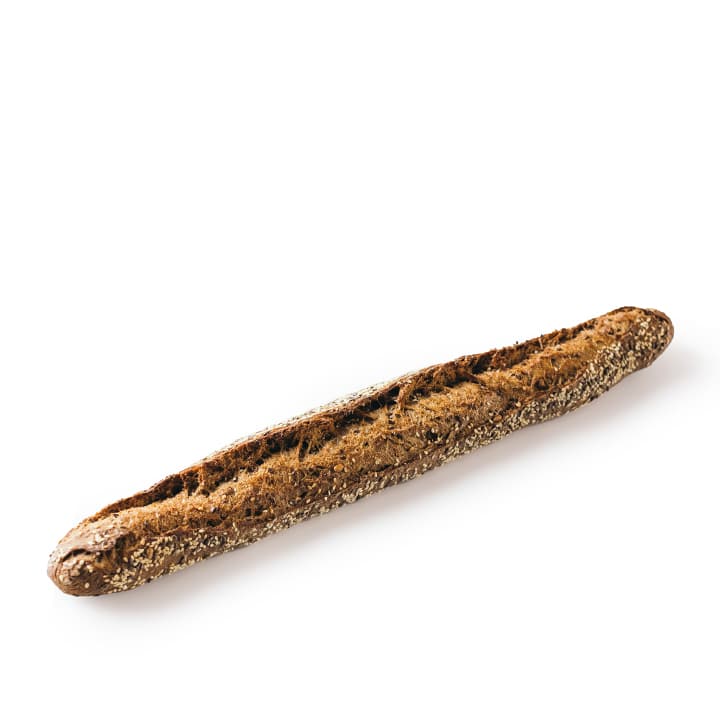 Ein Vollkornbaguette mit einer knusprigen, dunkelbraunen Kruste, leicht mit Mehl bestäubt, isoliert auf weißem Hintergrund.