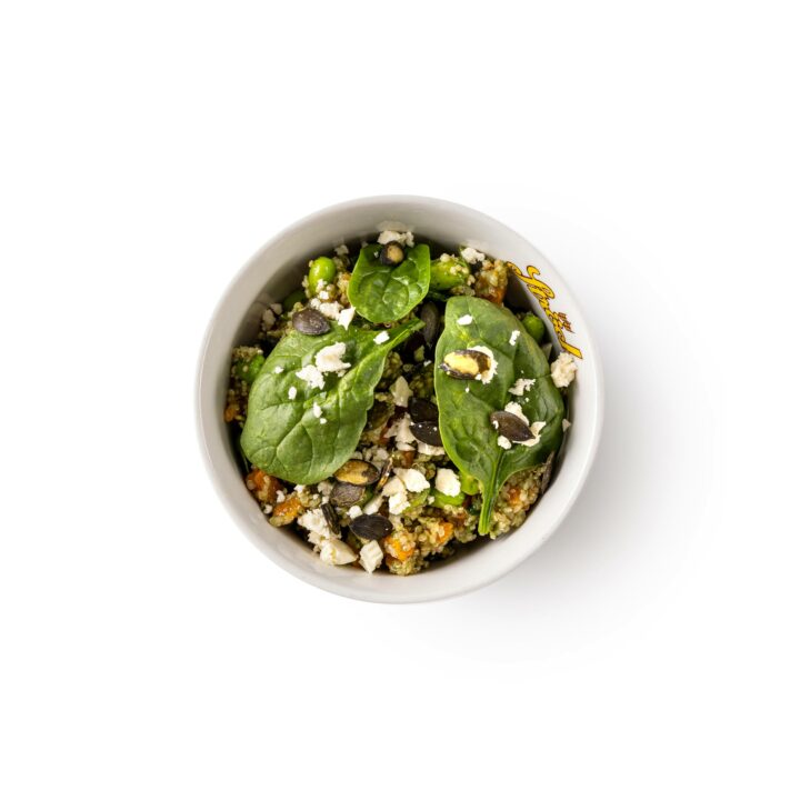 Quinoasalat mit geschmortem Kürbis, Hirtenkäse, Sojabohnen und Babyspinat