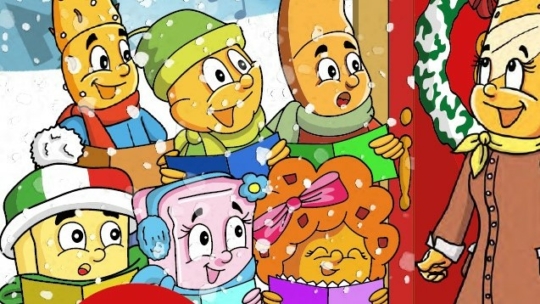 Animierte, winterlich gekleidete Figuren singen vor einer mit einem Kranz geschmückten Tür im Schnee Weihnachtslieder, während eine lächelnde Person sie empfängt. Einige Figuren halten bunte Liederbücher in der Hand.