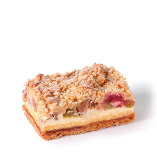 Eine einzelne Scheibe Fruchtstreuselriegel mit krümeligem Belag, cremiger Füllung, sichtbaren Fruchtstücken und goldbrauner Kruste vor weißem Hintergrund.