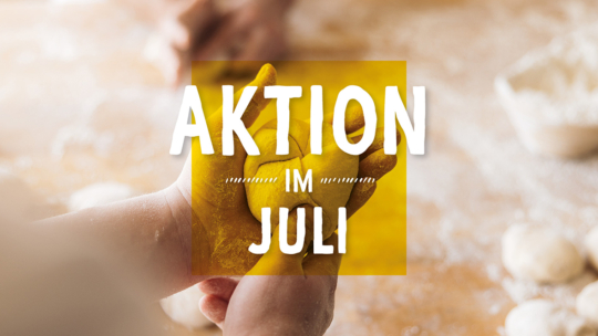 Nahaufnahme von Händen, die auf einer bemehlten Fläche Teig formen, mit der Aufschrift AKTION IM JULI in fetten weißen Buchstaben über einem gelben Quadrat, die für eine besondere Veranstaltung oder ein Angebot im Juli wirbt.